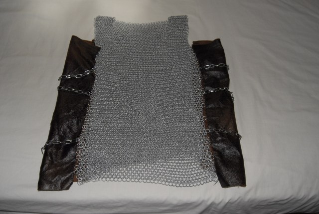 Chaleco de anillas y cuero